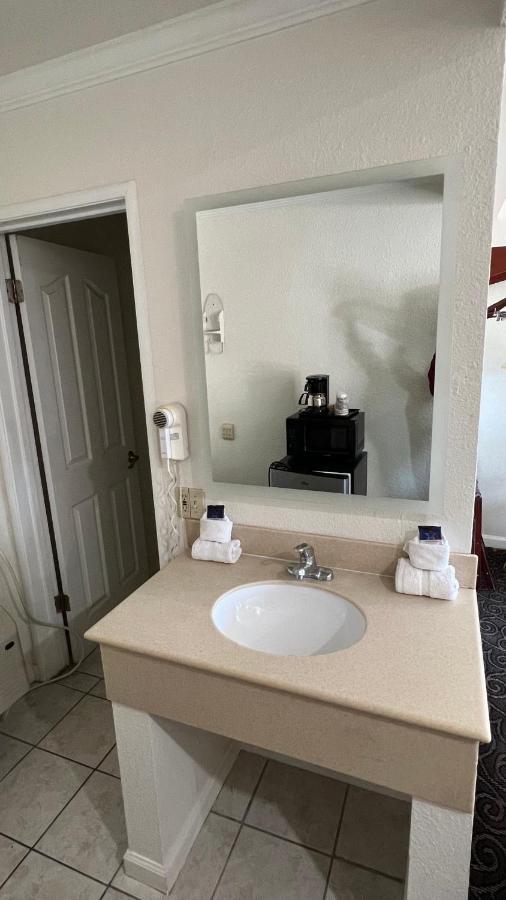Americas Best Value Inn Hanford Exterior photo
